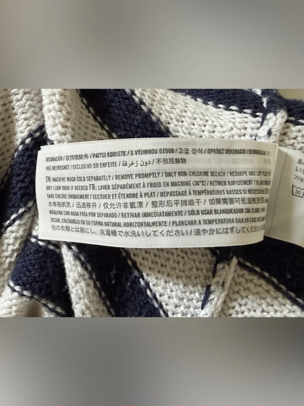 Abercrombie & Fitch White and Navy Striped V-Neck Sweater - Picture 5 of 7